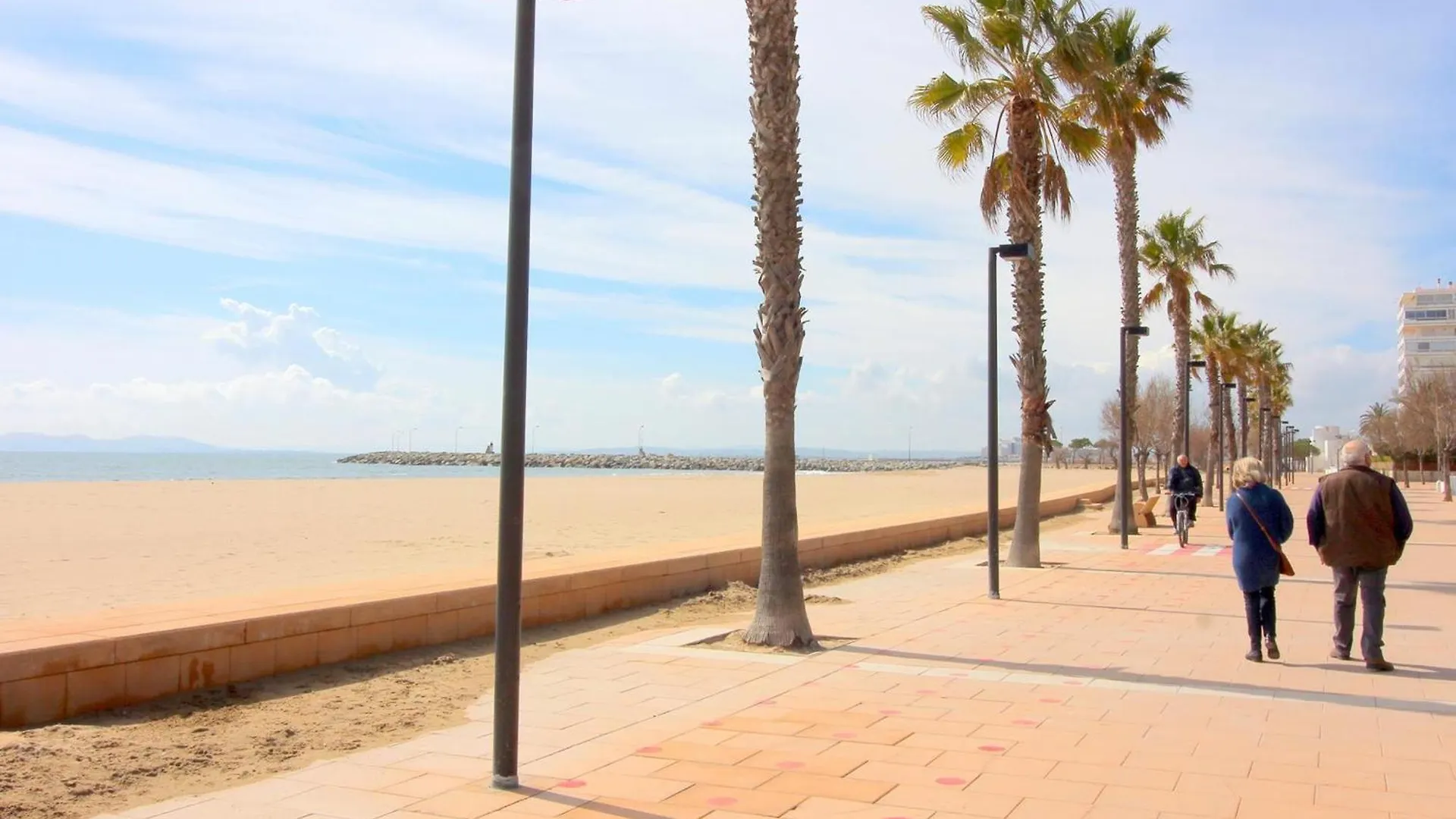 Holiday Center 2303 Apartamento En Primera Linea De Mar Y Con Piscina En Santa Margarita Roses Apartman