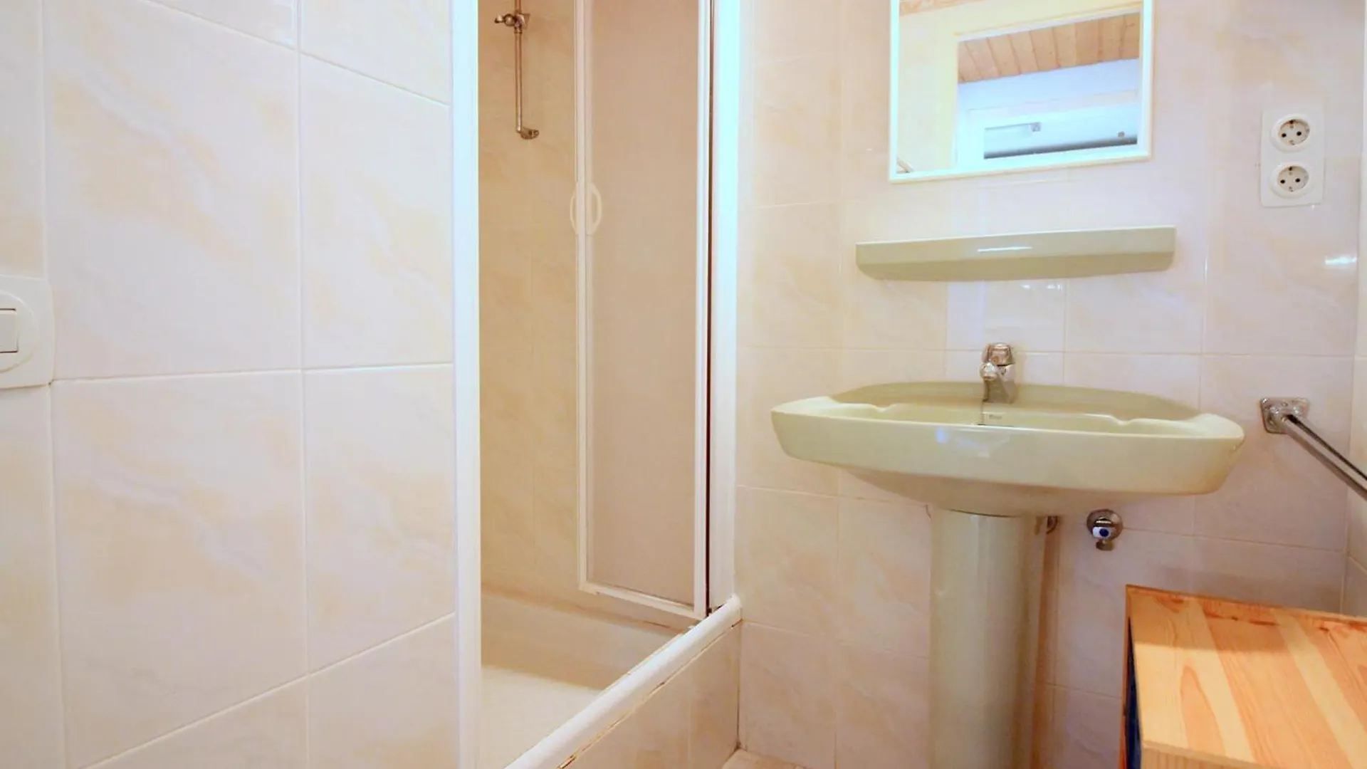 Holiday Center 2303 Apartamento En Primera Linea De Mar Y Con Piscina En Santa Margarita Roses 0*,  Spanyolország