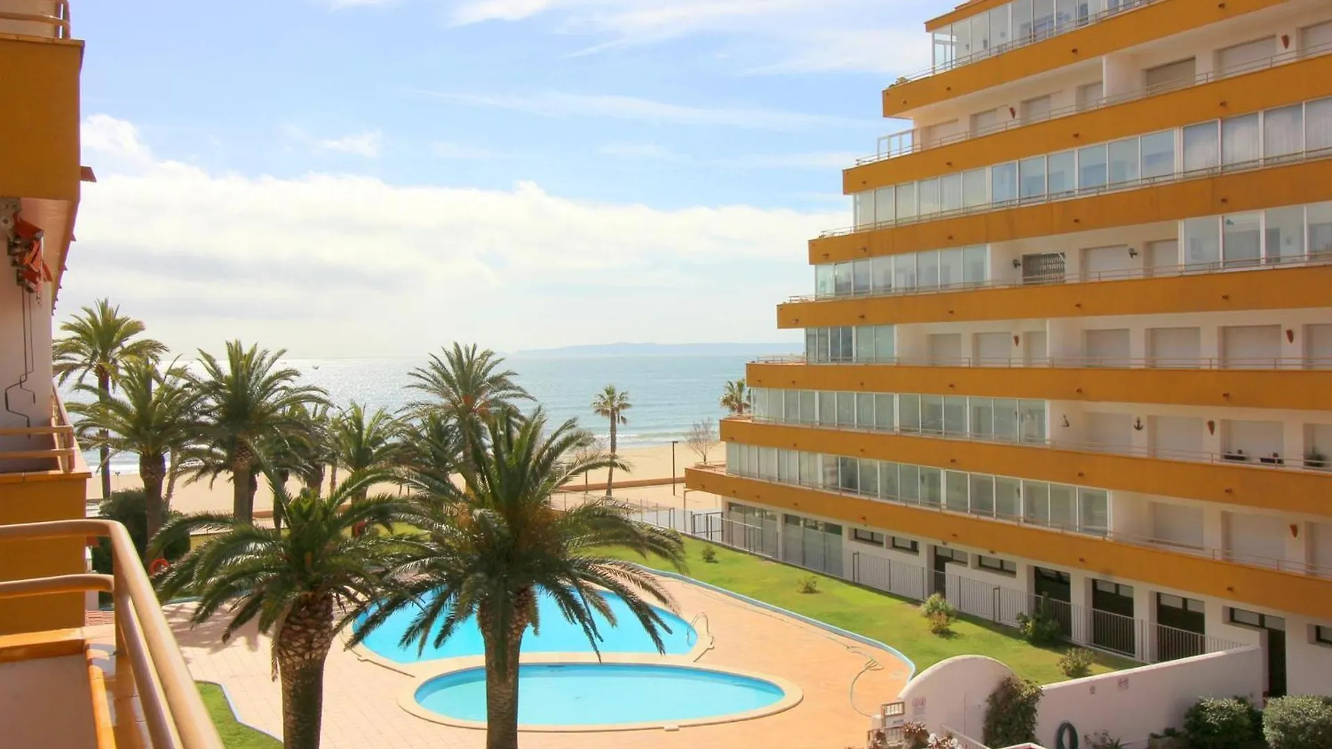 Holiday Center 2303 Apartamento En Primera Linea De Mar Y Con Piscina En Santa Margarita Roses Apartman