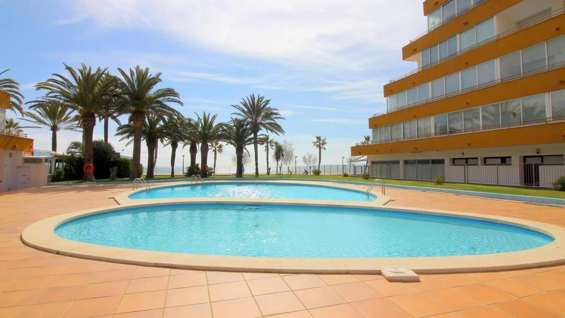 公寓 Holiday Center 2303 Apartamento En Primera Linea De Mar Y Con Piscina En Santa Margarita 罗萨斯 西班牙
