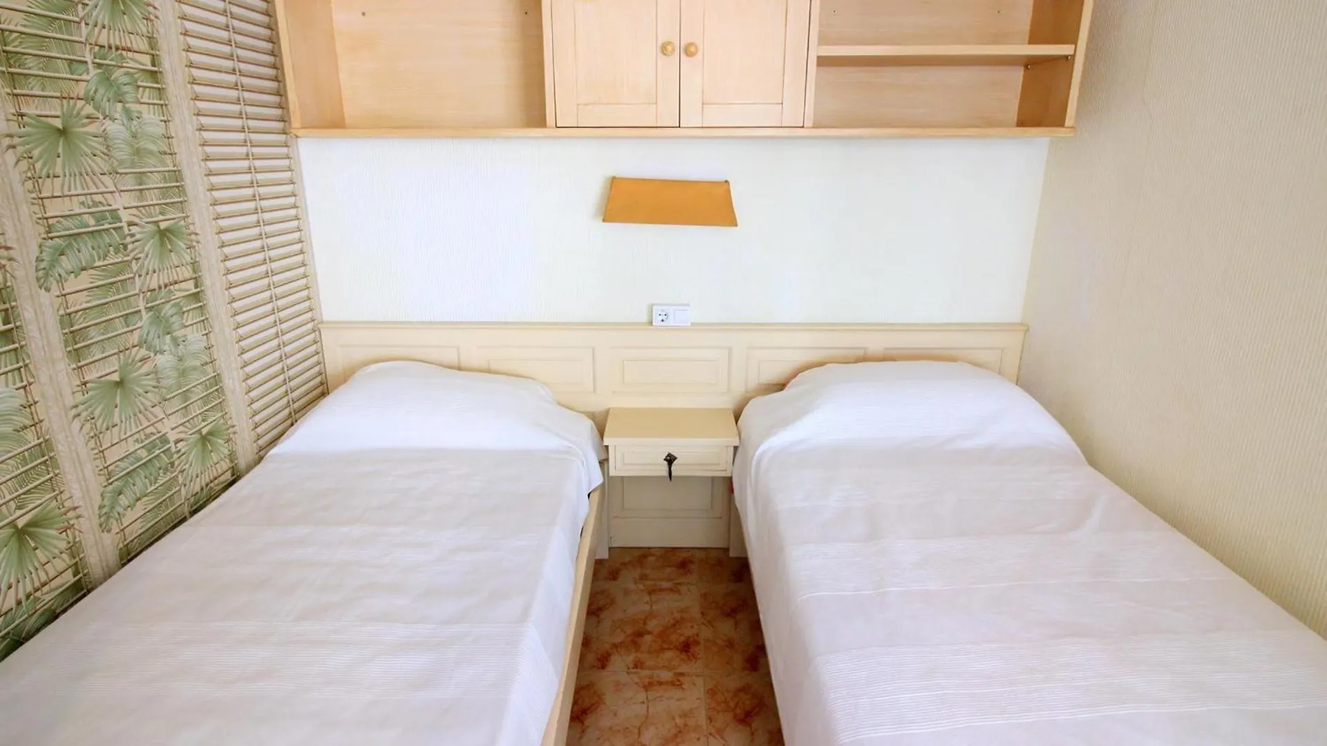 Apartman Holiday Center 2303 Apartamento En Primera Linea De Mar Y Con Piscina En Santa Margarita Roses