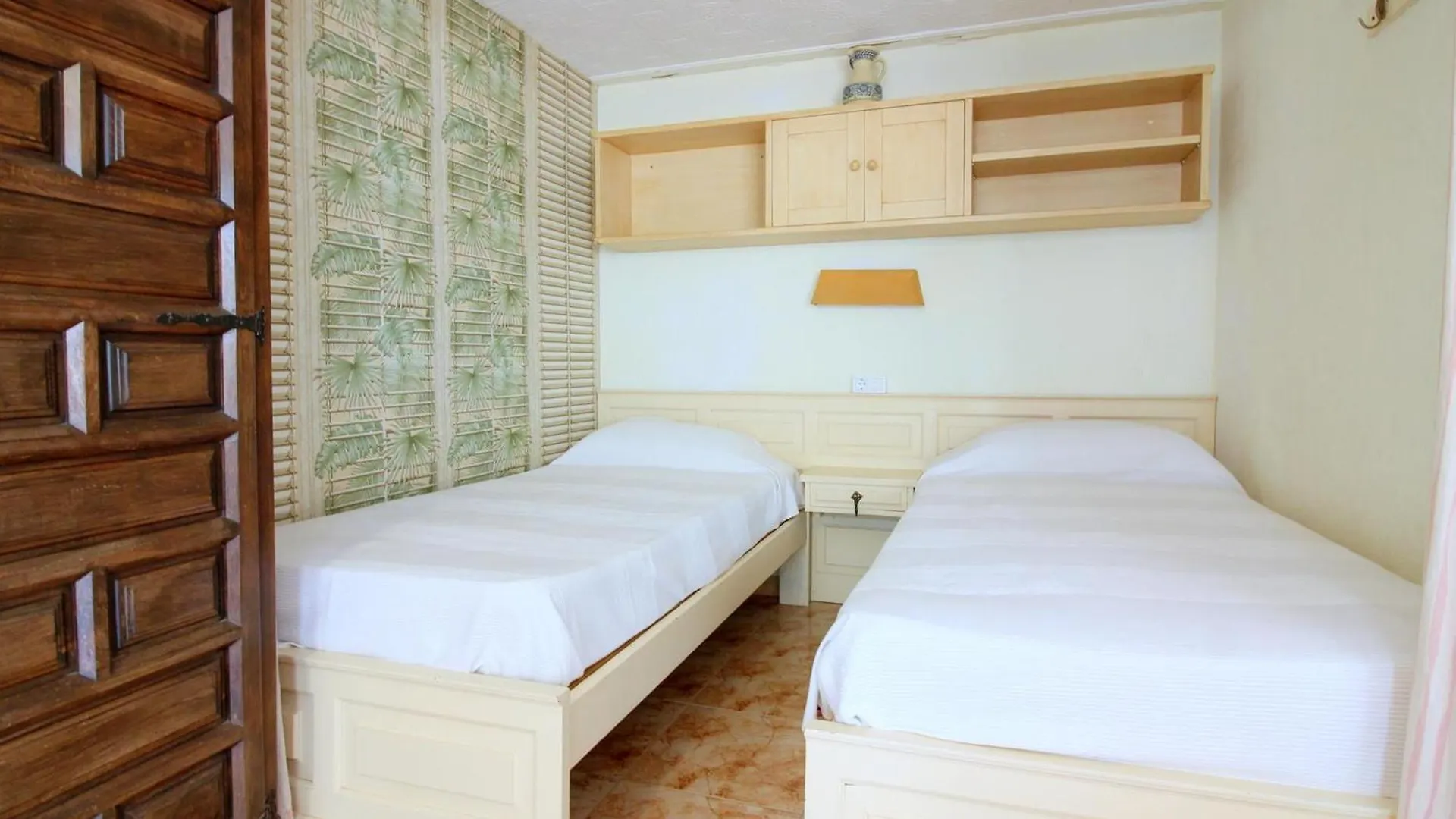Holiday Center 2303 Apartamento En Primera Linea De Mar Y Con Piscina En Santa Margarita Roses Apartman